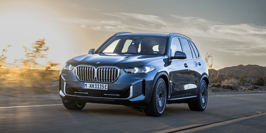 BMW představuje vylepšený plug-in hybrid X5